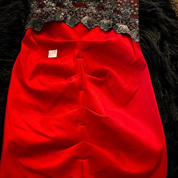 Dresses - Picture 5 of 8